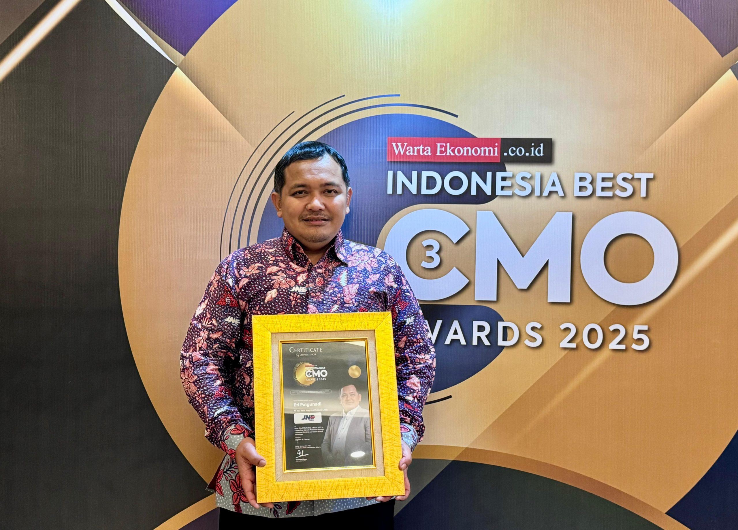Eri Palgunadi, SVP Marketing Group Head JNE menerima penghargaan Best Chief Marketing Officer (CMO) Award 2025. Istimewa