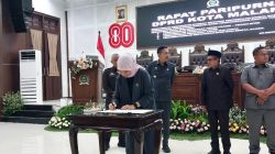 Ketua DPRD Kota Malang Amithya Ratnanggani Sirraduhita menandatangani berita acara persetujuan Ranperda tentang Penyertaan Modal Daerah pada Perseroda BPR Tugu Artha Sejahtera, Rabu (5/11/2025). Foto: Tugusatu/Maghfirotul Hasanah