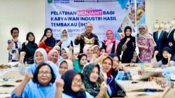 Kepala Diskopindag Kota Malang, Eko Sri Yuliadi bersama pekerja pabrik rokok peserta pelatihan menjahit, Sabtu (8/11/2025). Foto: Dok. Pemkot Malang