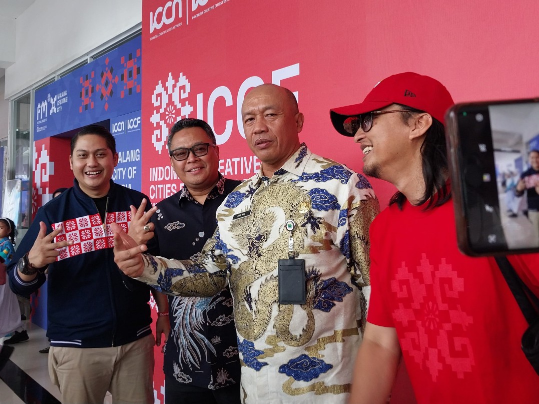 Kepala Dinas Koperasi, Perindustrian dan Perdagangan Kota Malang, Eko Sri Yuliadi (kedua dari kanan) saat pembukaan Festival Mbois ke-10 di MCC. Foto: Tugusatu/Maghfirotul Hasanah