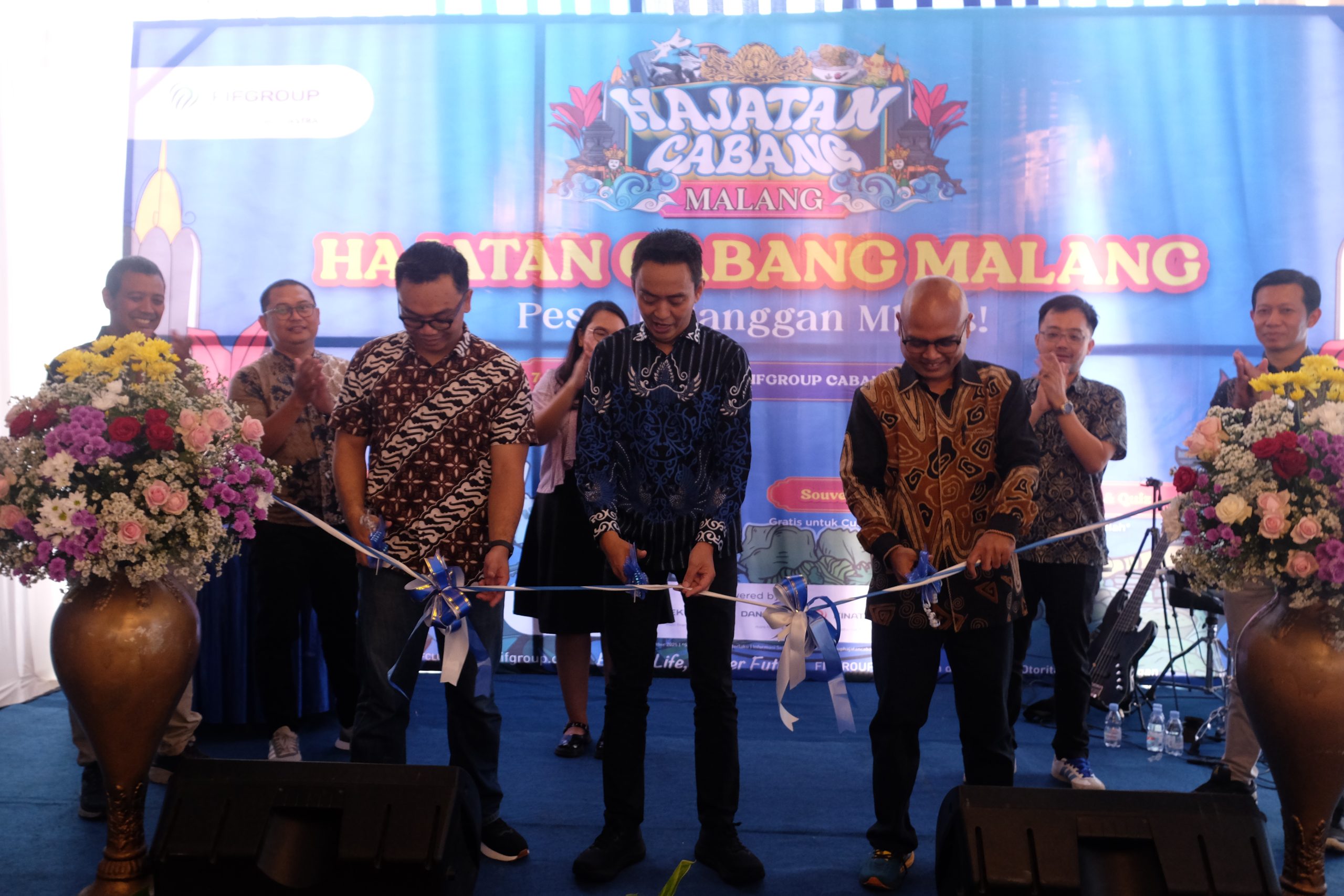 Jatim 2 Area Department Head FIFGROUP, Hariendro Apriadi (tengah), didampingi oleh Amitra Marketing Head, Muhamat Kusaini (tengah kanan) dan Spektra Marketing Head, Ryan Ramadhana, secara simbolis membuka acara Hajatan Cabang Malang dengan pemotongan pita. Istimewa