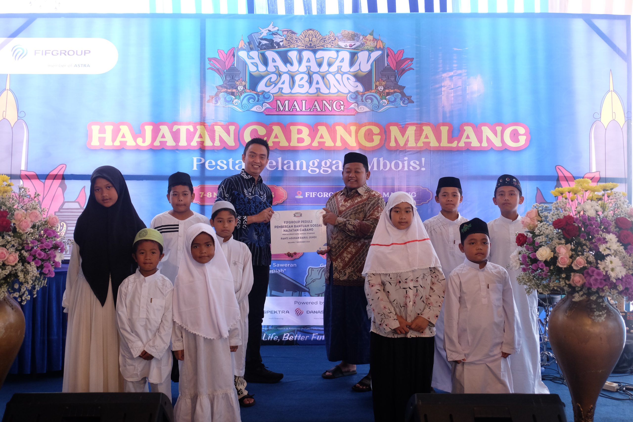 Penyerahan secara simbolis bantuan sosial oleh Jatim 2 Area Department Head FIFGROUP, Hariendro Apriadi (tengah Kiri) kepada Pengurus Yayasan Panti Asuhan Darul Jundi, Sholeh Syarifuddin (tengah Kanan) pada Acara FIFGROUP Hajatan Cabang Malang. Istimewa