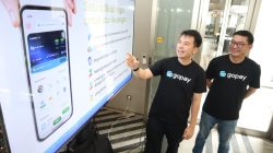 Head of GoPay Wallet, Kelvin Timotius (kiri) Head of Product Marketing GoPay, Rudy Tantyo, saat mengupas tuntas mengupas tuntas layanan finansial terbaru yang tersedia di dalam aplikasi GoPay serta program khusus yang berjalan di Kota Malang, Kamis (6/11/2025). Istimewa