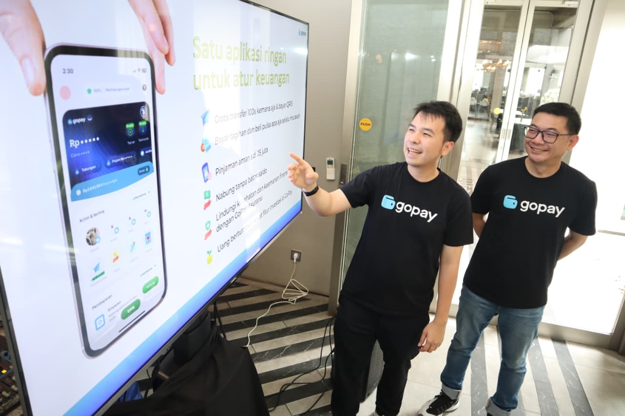 Head of GoPay Wallet, Kelvin Timotius (kiri) Head of Product Marketing GoPay, Rudy Tantyo, saat mengupas tuntas mengupas tuntas layanan finansial terbaru yang tersedia di dalam aplikasi GoPay serta program khusus yang berjalan di Kota Malang, Kamis (6/11/2025). Istimewa