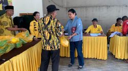 Partai Golkar Kota Batu, Jawa Timur, menggelar pasar murah menggelontor 3 ribu paket sembako. Foto: Tugusatu/Dafa Wahyu Pratama