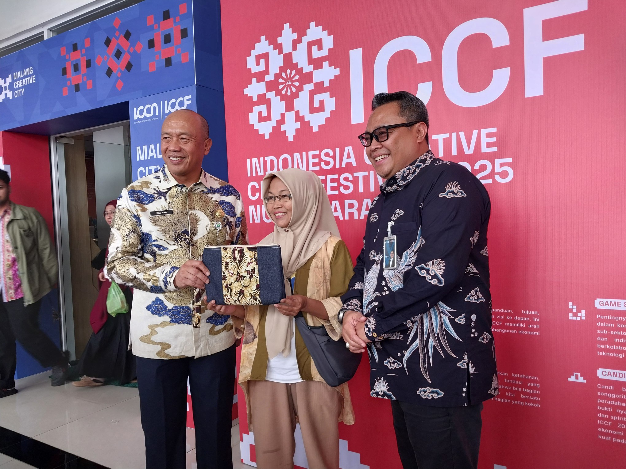 Kepala Dinas Koperasi, Perindustrian dan Perdagangan (Diskopindag) Kota Malang, Eko Sri Yuliadi (kiri) saat gelaran ICCF 2025 di MCC. Foto: Tugusatu/Maghfirotul Hasanah