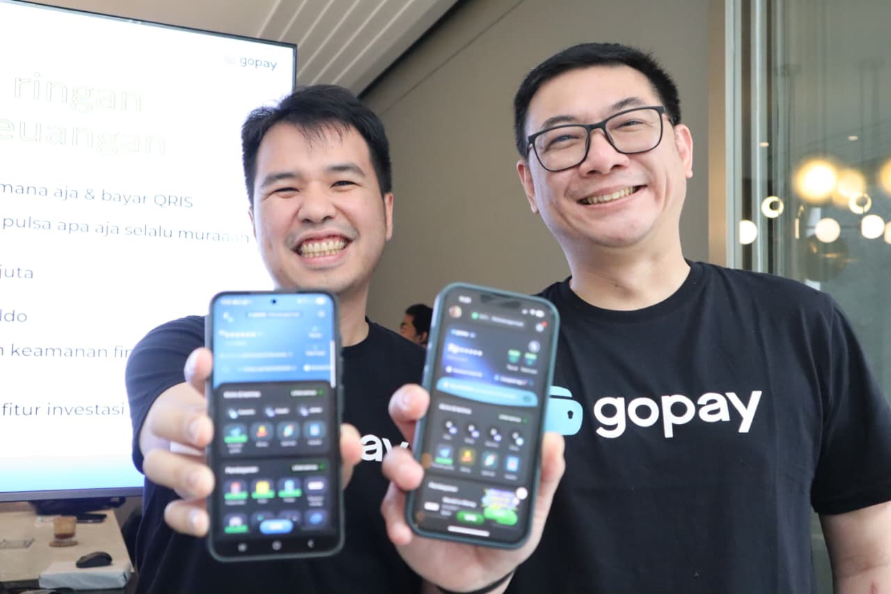 Head of GoPay Wallet, Kelvin Timotius (kiri) Head of Product Marketing GoPay, Rudy Tantyo, menunjukkan aplikasi terbaru GoPay kepada wartawan di Malang, Kamis (6/11/2025). Istimewa