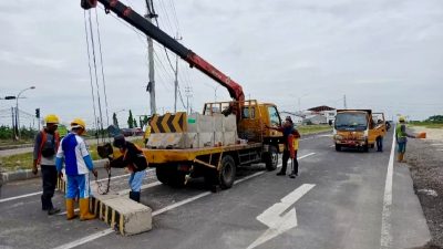 Balai Besar Pelaksanaan Jalan Nasional (BBPJN) Jatim-Bali melakukan uji coba pembukaan kembali operasional Jalan Lingkar Utara (JLU) Lamongan. Foto: Tugusatu/Yakub