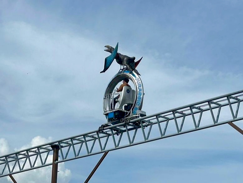 Wahana baru Jurassic Sky Ride di Jatim Park 3 yang menawarkan menjelajahi langit di atas rimba dinosaurus. Foto: Tugusatu/Dafa Wahyu Pratama