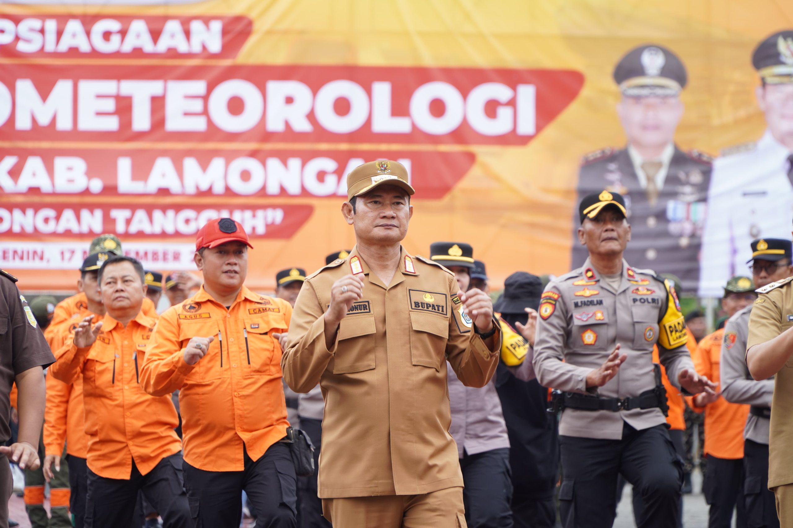 Bupati Lamongan Yuhronur Efendi apel siaga memperkuat mitigasi bencana bersama pemangku kepentingan. Foto: Tugusatu/Yakub/ist