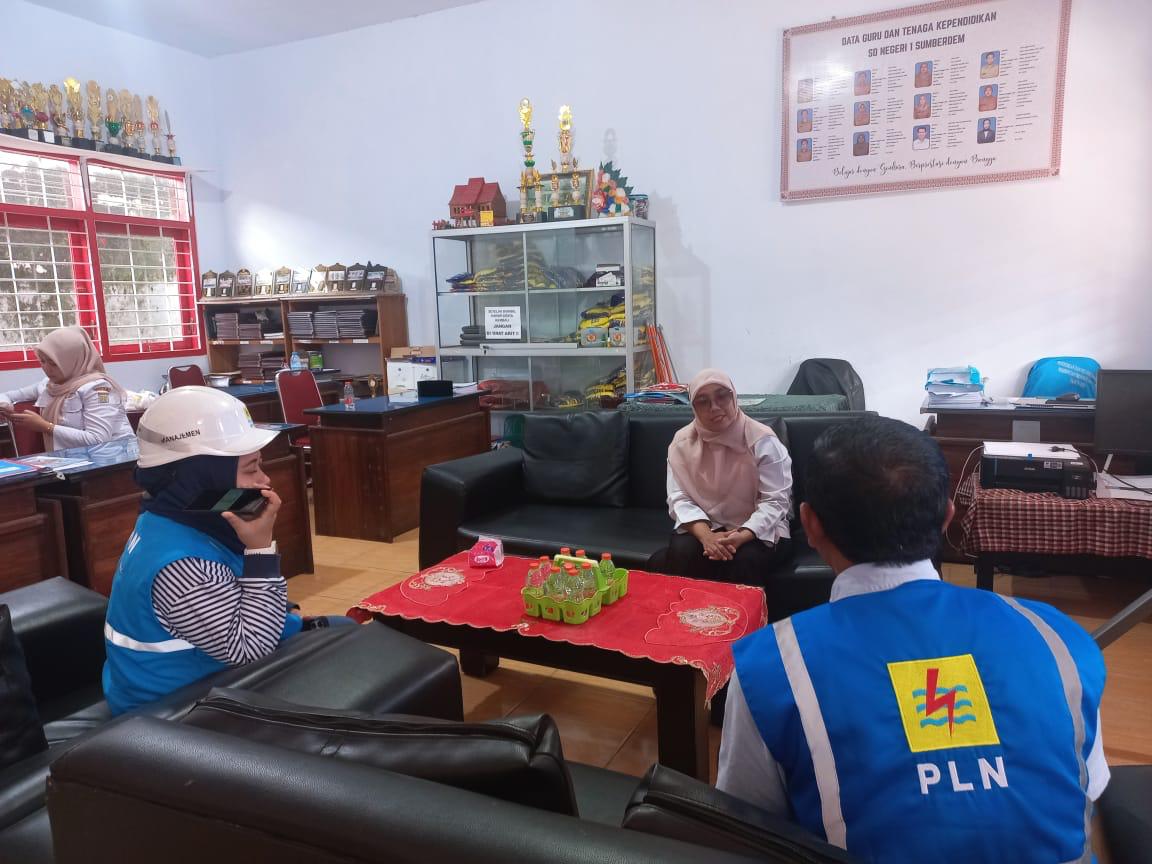 PLN NP UP Brantas dan ULP Sumberpucung menyerahkan bantuan Program Power Hero.