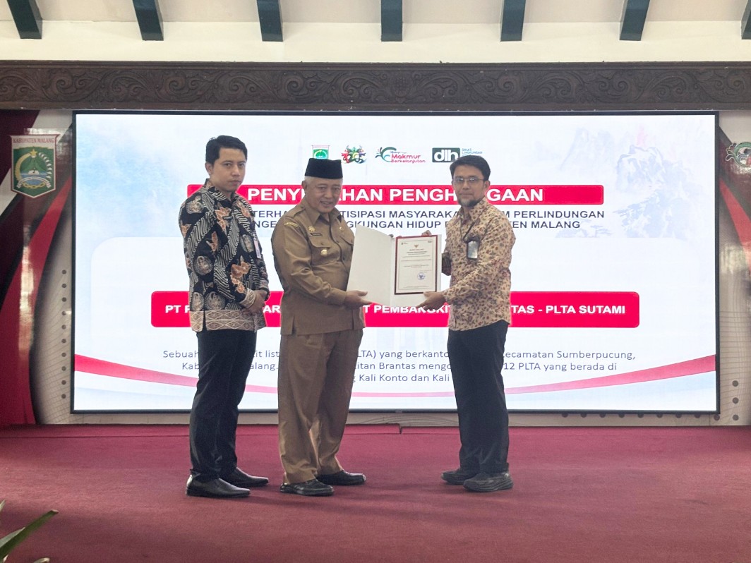 Senior Manajer PLN NP UP Brantas, Arfan menerima penghargaan dari Bupati Malang HM Sanusi. Foto: Dok. PLN NP UP Brantas