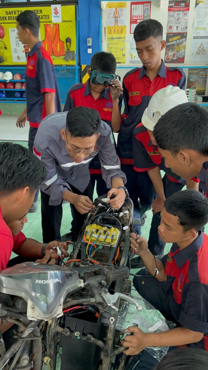 Siswa SMK Brantas Karangkates, Kabupaten Malang, Jawa Timur, mengikuti pelatihan dan sertifikasi konversi motor listrik.