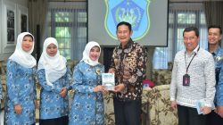 Bupati Lamongan, Jawa Timur, Yuhronur Efendi saat menerima kunjungan Badan Nasional Penanggulangan Terorisme (BNPT) dan Forum Koordinasi Pencegahan Terorisme (FKPT) di Guest House Lamongan, Kamis (20/11) malam. Foto: Tugusatu/Ahmad Yakub/ist