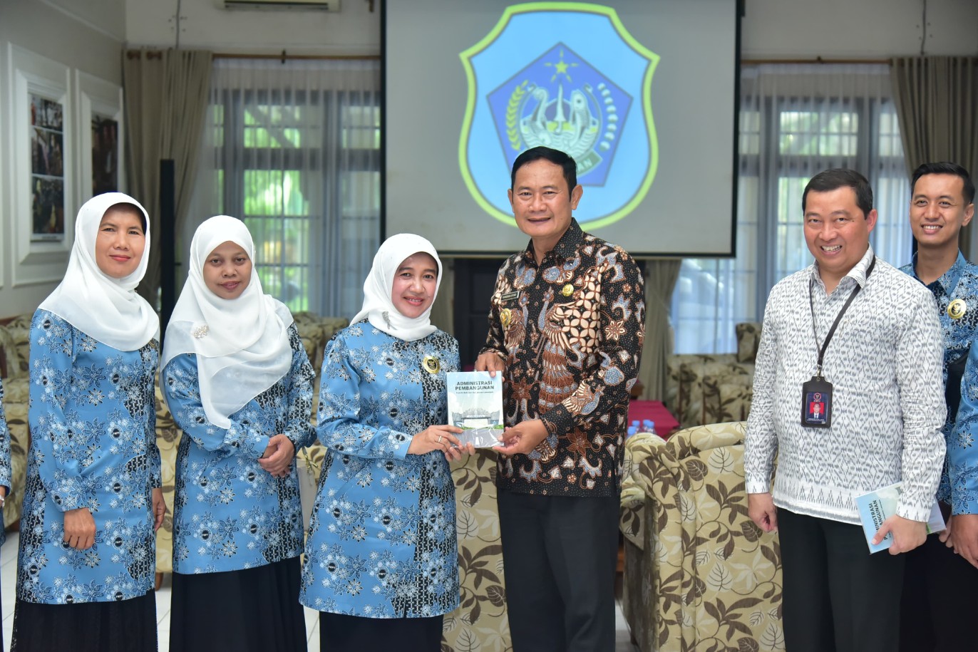 Bupati Lamongan, Jawa Timur, Yuhronur Efendi saat menerima kunjungan Badan Nasional Penanggulangan Terorisme (BNPT) dan Forum Koordinasi Pencegahan Terorisme (FKPT) di Guest House Lamongan, Kamis (20/11) malam. Foto: Tugusatu/Ahmad Yakub/ist