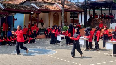 Jalankan Pembelajaran Digital, SRMP 14 Kota Batu Dapat 149 Laptop dan Smartboard