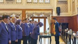 Wali Kota Malang Wahyu Hidayat mengukuhkan Ketua dan Tim Pembina Pos Pelayanan Terpadu Kota Malang periode 2025–2030 di Ruang Sidang Balai Kota Malang, Jumat (14/11). Foto: Tugusatu/Maghfirotul Hasanah