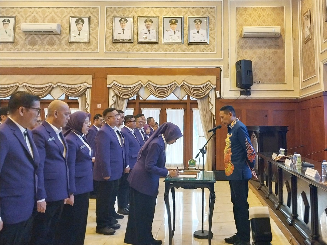 Wali Kota Malang Wahyu Hidayat mengukuhkan Ketua dan Tim Pembina Pos Pelayanan Terpadu Kota Malang periode 2025–2030 di Ruang Sidang Balai Kota Malang, Jumat (14/11). Foto: Tugusatu/Maghfirotul Hasanah