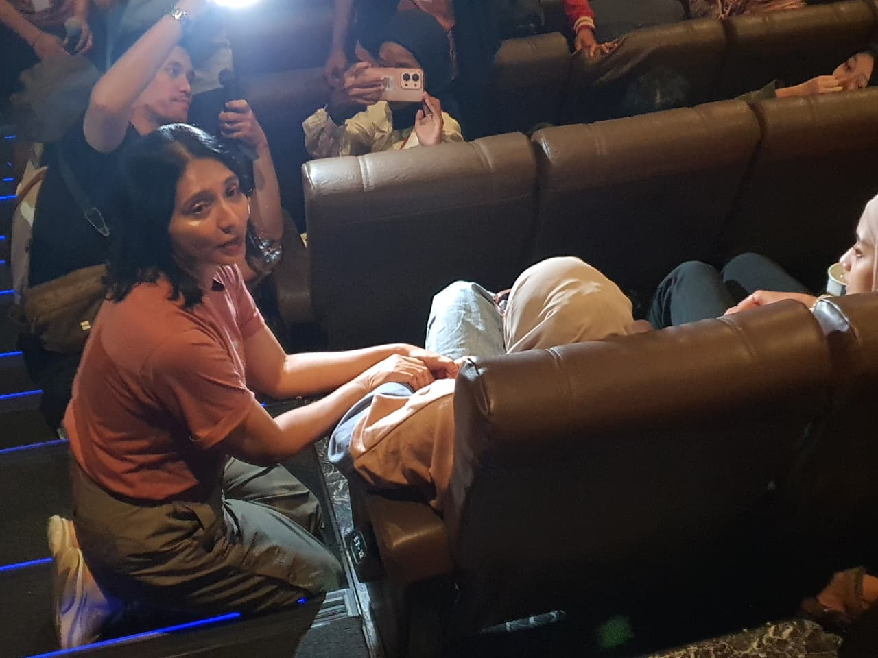 Unique Prscilla berperan sebagai Ibu Shella mendatangi salah satu penonton di CGV Malang City Point, Kamis (20/11/2025). Istimewa