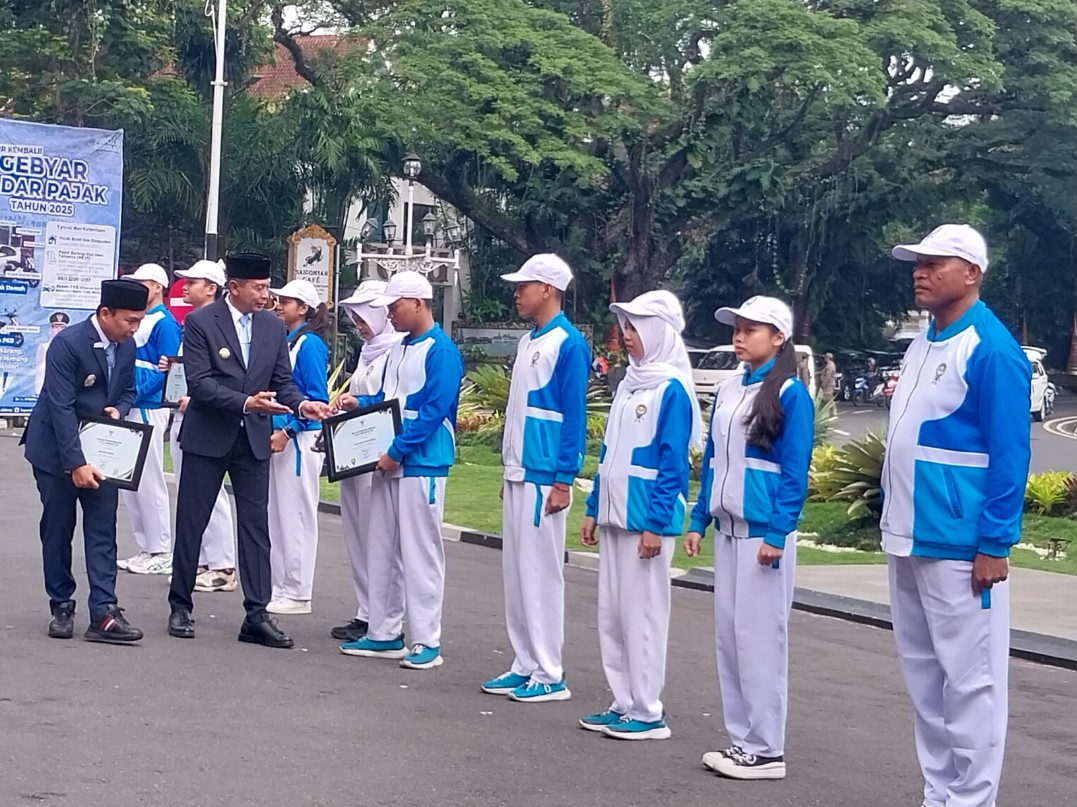 Wali Kota Malang Wahyu Hidayat dan Wakil Wali Kota Malang Ali Muthohirin menyerahkan penghargaan kepada atlet anggar. Foto: Tugusatu/Maghfirotul Hasanah