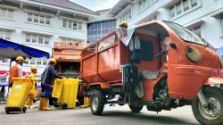 Petugas DLH Kota Malang mengangkut sampah untuk diproses di tempat penampungan sementara.