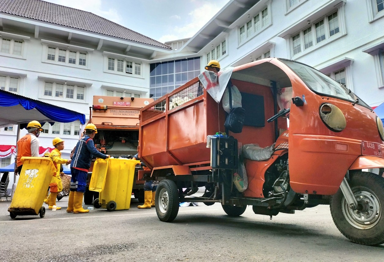 Petugas DLH Kota Malang mengangkut sampah untuk diproses di tempat penampungan sementara.