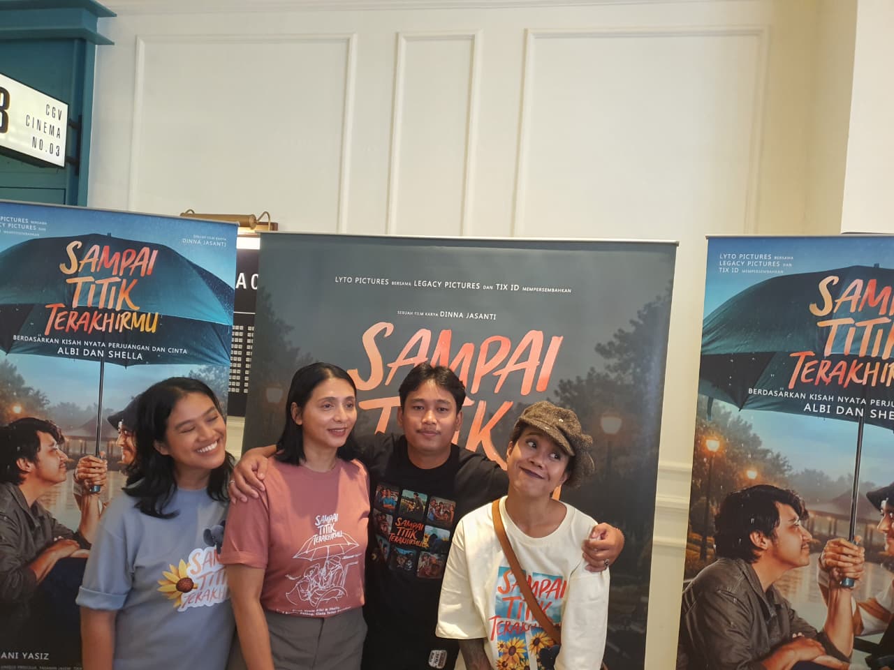 Albi Dwizky bersama pemain film “Sampai Titik Terakhirmu” berfoto bersama di  CGV Malang City Point, Kamis (20/11/2025). Istimewa