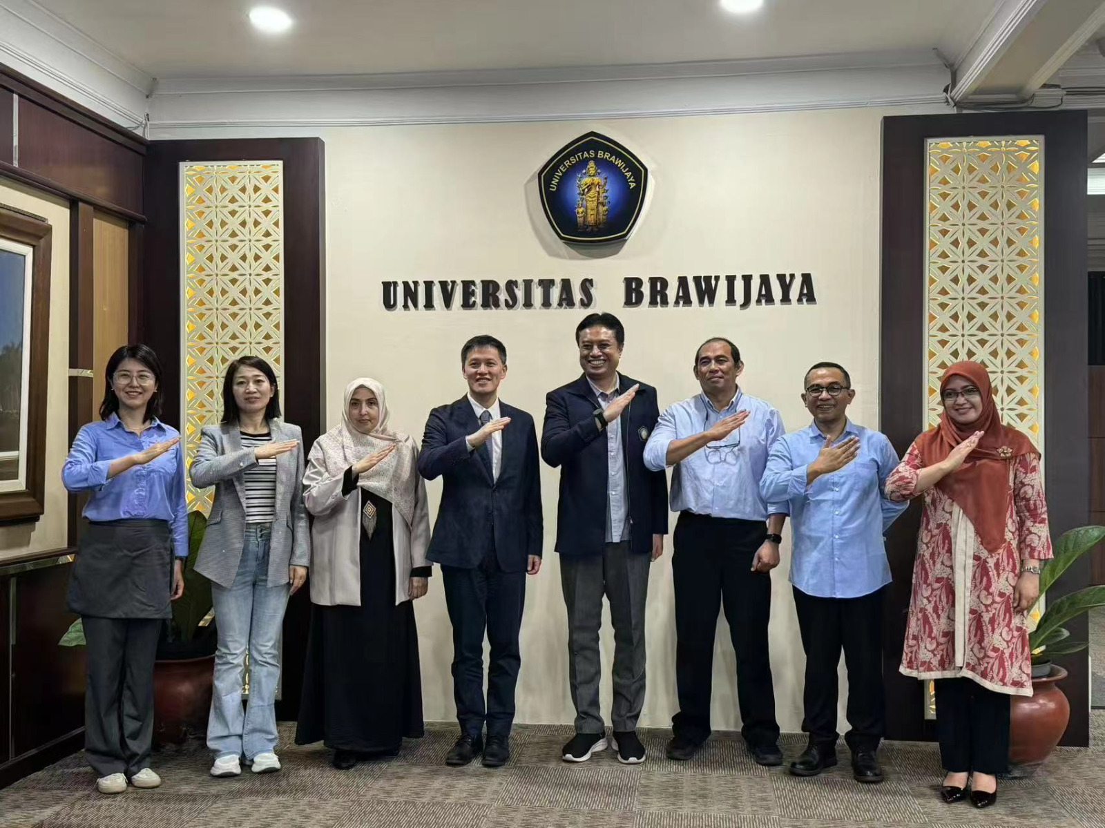 Dekan FIB UB, Hamamah, S.Pd., M.Pd., Ph.D (tiga dari kiri), Prof. Dr. Yong (Hardy) Xiang (empat dari kiri) dan Wakil Rektor IV Bidang Kerja Sama dan Internasionalisasi UB , . Prof. Andi Kurniawan S.Pi., M.Eng. D.Sc. pada pertemuan dengan Peking University Februari lalu. Istimewa