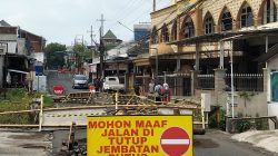 Kondisi jembatan di Sonokembang, Kelurahan Pandanwangi, Kecamatan Blimbing. Saat ini, Pemkot Malang mempercepat pembangunan jembatan bailey di daerah itu. Foto: Tugusatu/Bagus Suryo