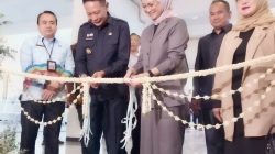 Ketua DPRD Kota Malang, Jawa Timur, Amithya Ratnanggani Sirraduhita (ketiga dari kiri) bersama Wali Kota Malang Wahyu Hidayat membuka job fair di GOR Ken Arok, Rabu (29/10/2025). Foto: Tugusatu/Maghfirotul Hasanah