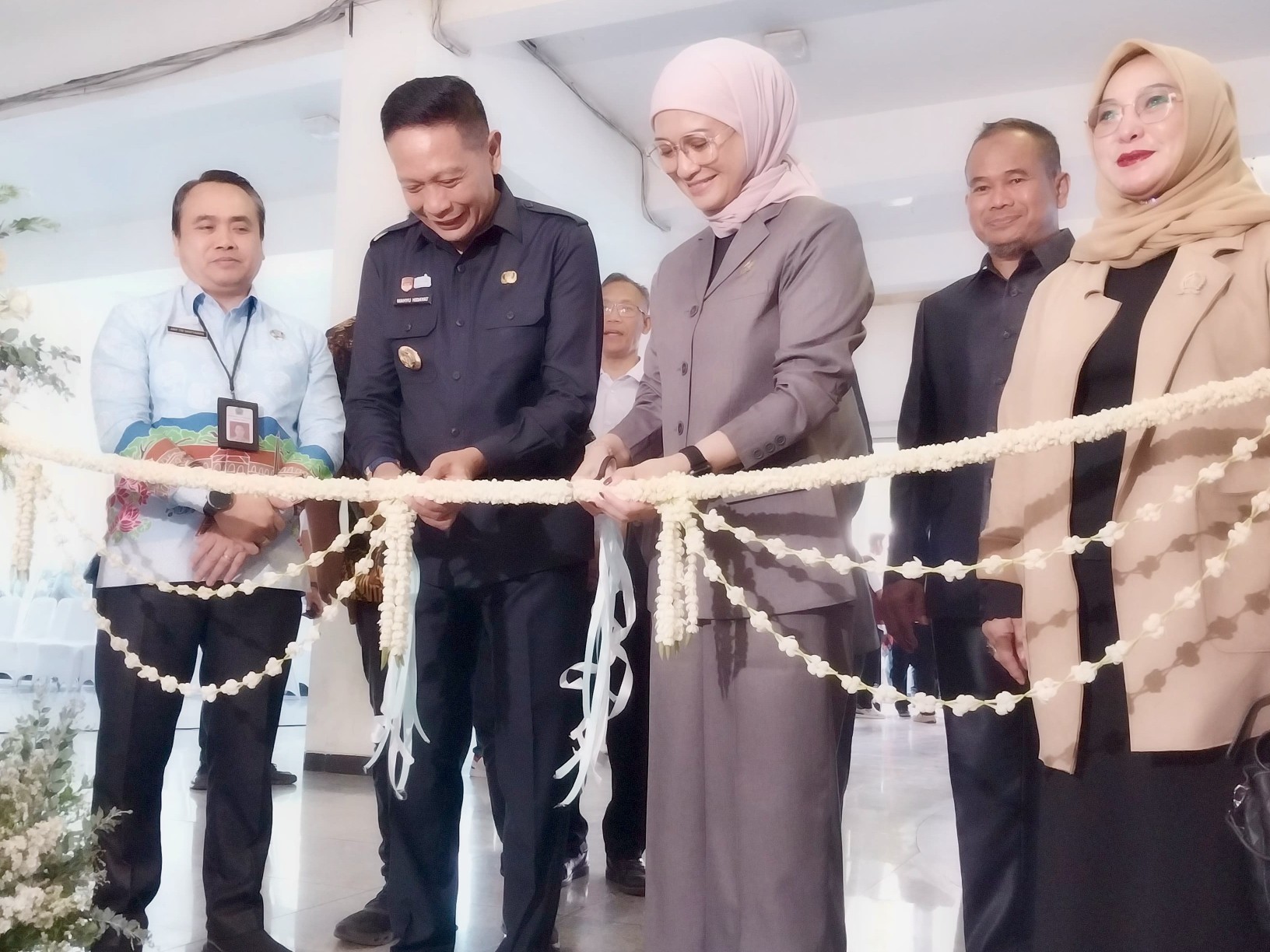 Ketua DPRD Kota Malang, Jawa Timur, Amithya Ratnanggani Sirraduhita (ketiga dari kiri) bersama Wali Kota Malang Wahyu Hidayat membuka job fair di GOR Ken Arok, Rabu (29/10/2025). Foto: Tugusatu/Maghfirotul Hasanah