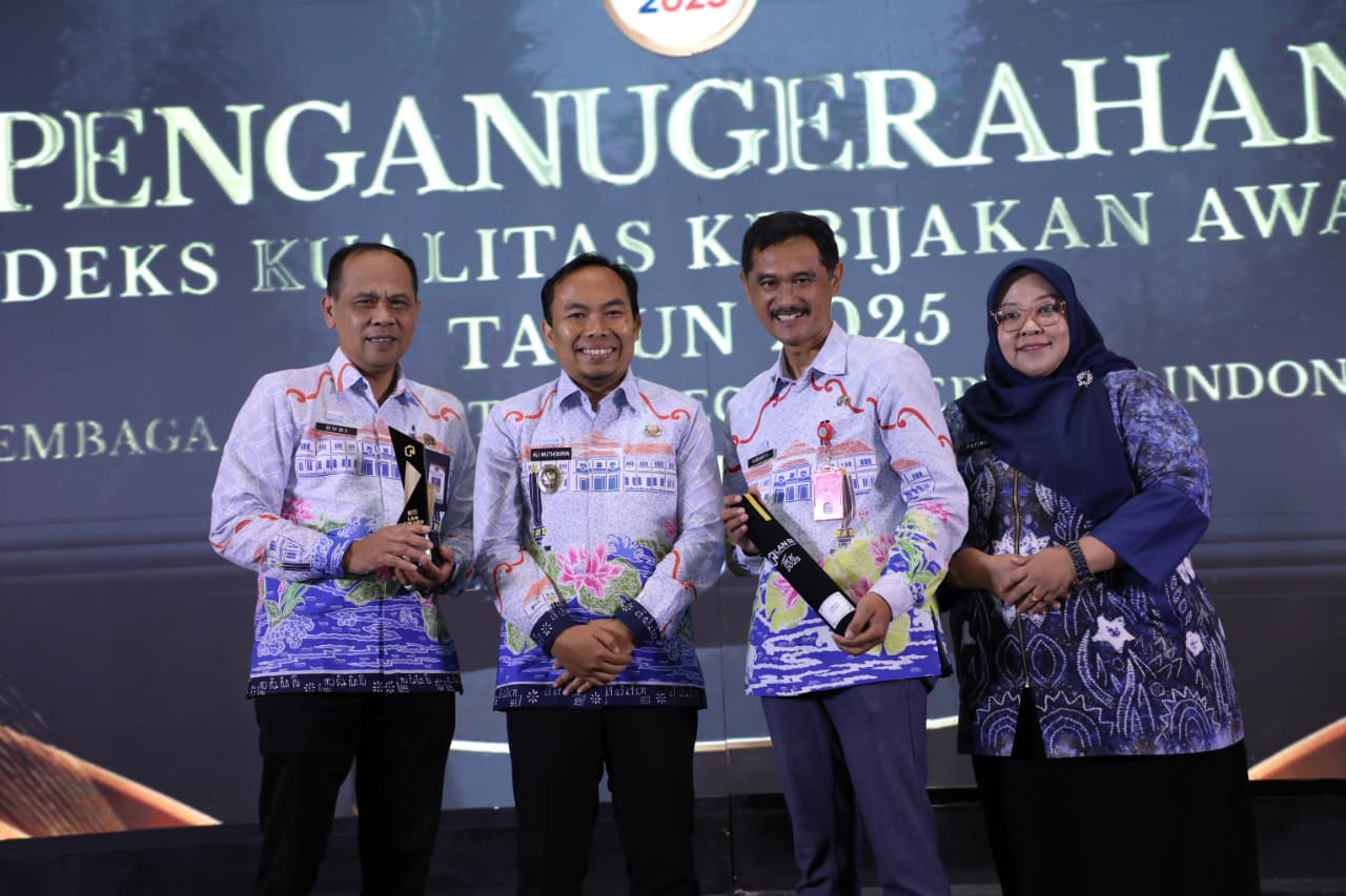 Pemkot Malang meraih penghargaan pengukuran IKK tahun 2025 oleh Lembaga Administrasi Negara (LAN) RI di Surabaya, Selasa (25/11/2025). Foto: Dok. Diskominfo Kota Malang