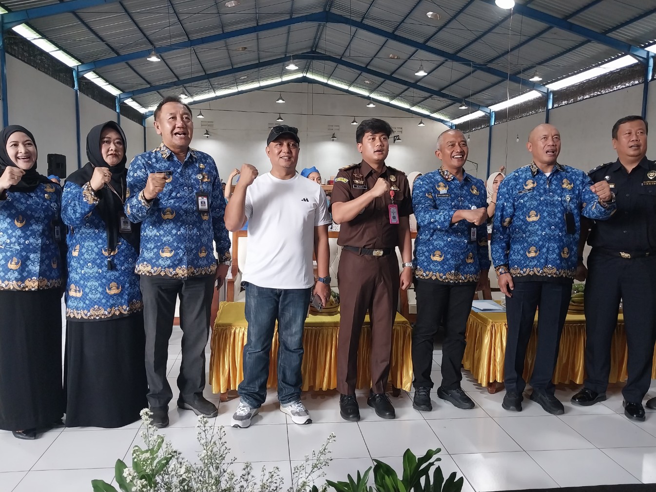 Dinas Koperasi, Perindustrian, dan Perdagangan (Diskopindag) Kota Malang, Jawa Timur, melatih pekerja industri hasil tembakau (IHT) melinting rokok. Foto: Tugusatu/Maghfirotul Hasanah