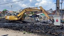 Pemkab Lamongan, Jawa Timur, menormalisasi Kali Gayaran di Desa/Kecamatan Paciran guna mengatasi banjir. Foto: Tugusatu/Yakub/ist