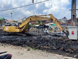 Pemkab Lamongan Kerja Bareng Keruk Sedimentasi Kali Gayaran