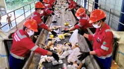 Petugas memilah sampah plastik di TPA Supit Urang Kota Malang. Foto: Tugusatu/Bagus Suryo