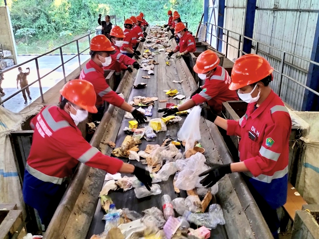 Petugas memilah sampah plastik di TPA Supit Urang Kota Malang. Foto: Tugusatu/Bagus Suryo