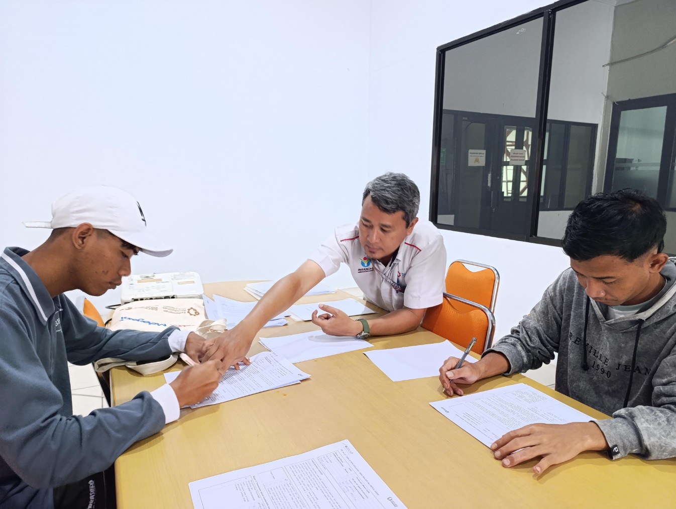 Perajin batik seng menjalani Sertifikasi Pembuatan Malam Batik.