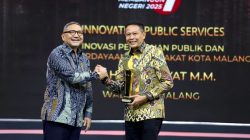 Wali Kota Malang Wahyu Hidayat (kanan) menerima penghargaan Inovasi Membangun Negeri 2025 di Jakarta. Foto: Dok Diskominfo Kota Malang