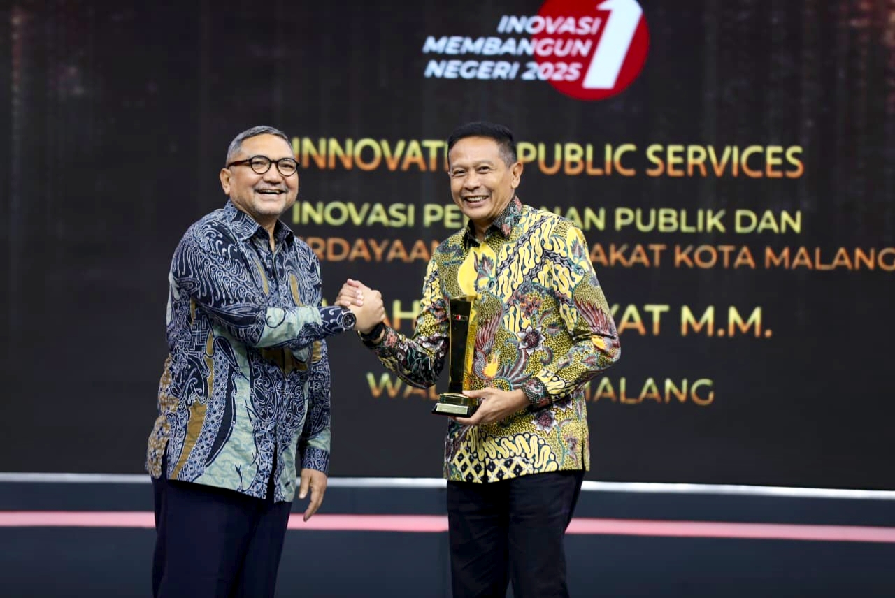 Wali Kota Malang Wahyu Hidayat (kanan) menerima penghargaan Inovasi Membangun Negeri 2025 di Jakarta. Foto: Dok Diskominfo Kota Malang