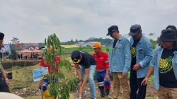 Wali Kota Malang Wahyu Hidayat memperingati Hari Pahlawan bersama warga menanam pohon durian di Wonokoyo. Foto: Tugusatu/Maghfirotul Hasanah