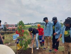 Wali Kota Malang Bersama Warga Wonokoyo Peringati Hari Pahlawan Tanam Durian