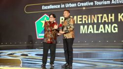 Wali Kota Malang Wahyu Hidayat menerima penghargaan Excellence in Urban Creative Tourism Activation. Foto: Dok. Diskominfo Kota Malang
