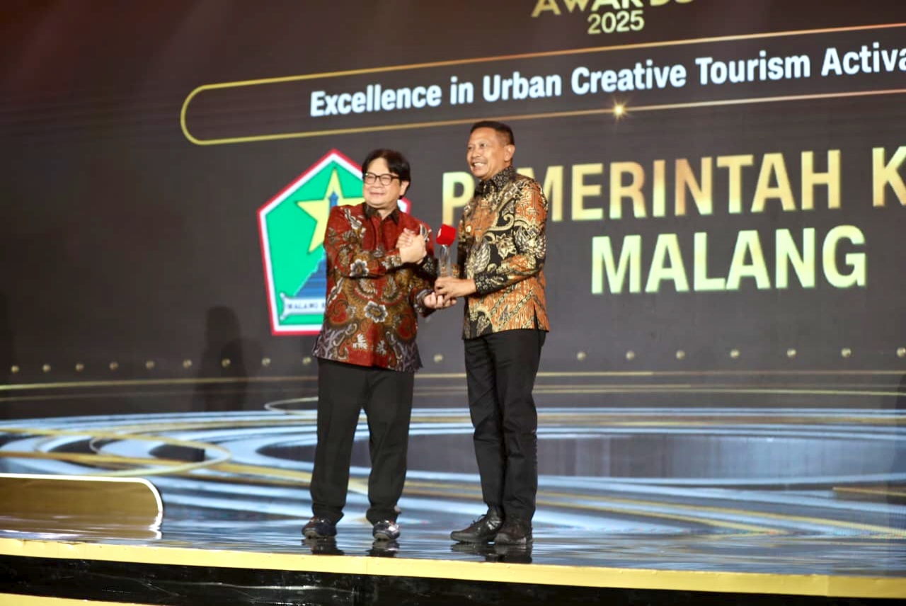 Wali Kota Malang Wahyu Hidayat menerima penghargaan Excellence in Urban Creative Tourism Activation. Foto: Dok. Diskominfo Kota Malang