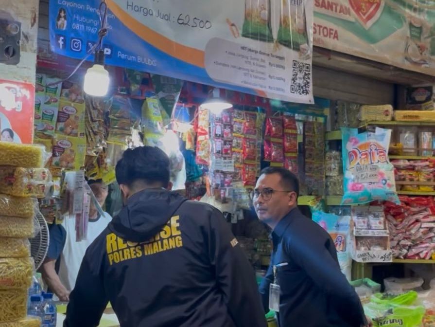 Pemimpin Cabang BULOG Malang, M. Nurjuliansyah Rachman (kanan) saat meninjau pasar tradisional di Malang menjelang Nataru. Istimewa