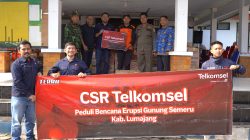 Hadir Dampingi Masyarakat, Telkomsel Salurkan Bantuan CSR Korban Semeru di Lumajang