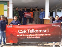 Hadir Dampingi Masyarakat, Telkomsel Salurkan Bantuan CSR Korban Semeru di Lumajang