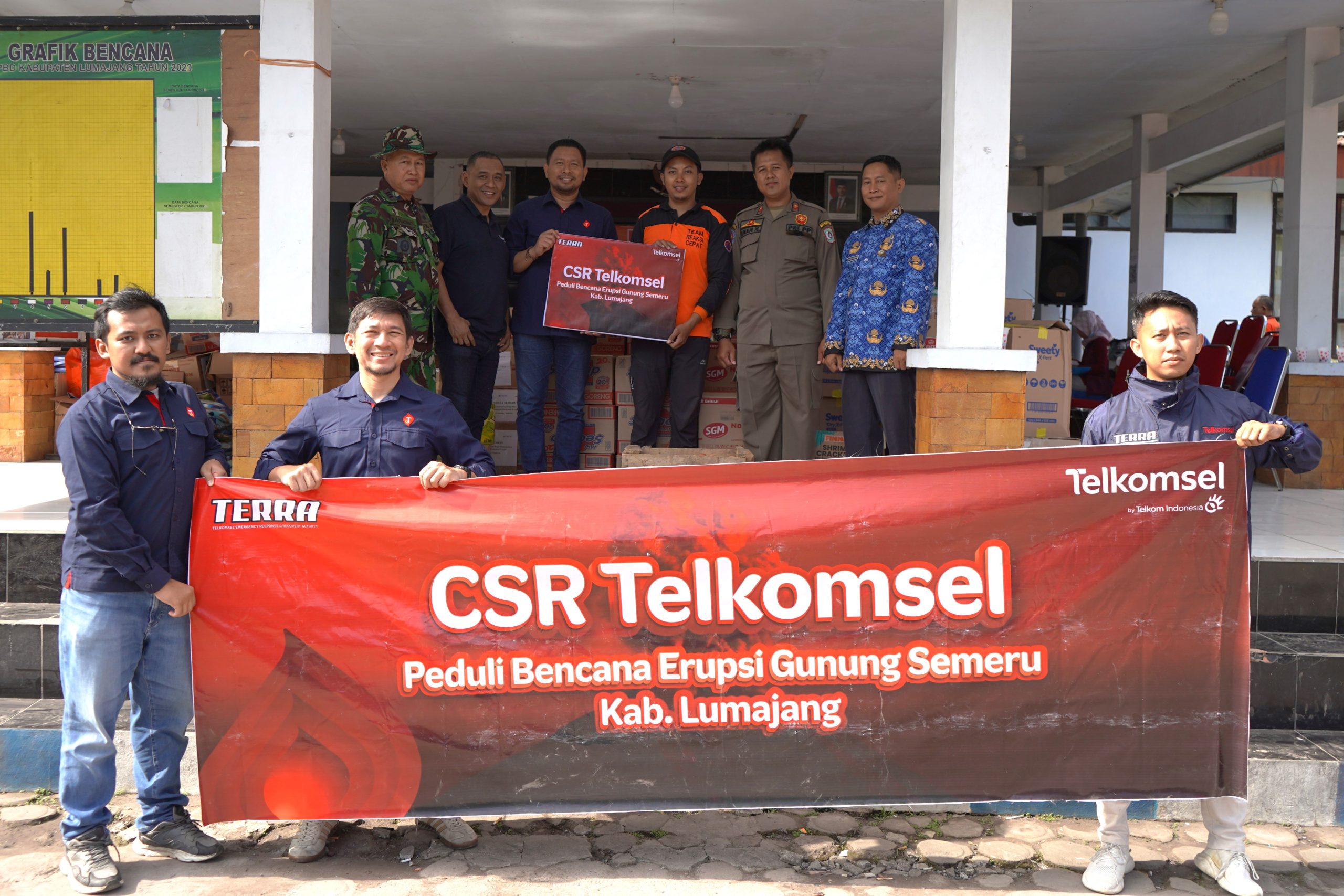 Penyerahan bantun Telkomsel di di Pos Tanggap Bencana BPBD yang berlokasi di Kantor Kecamatan Pronojiwo, Senin (1/12/2025). Istimewa