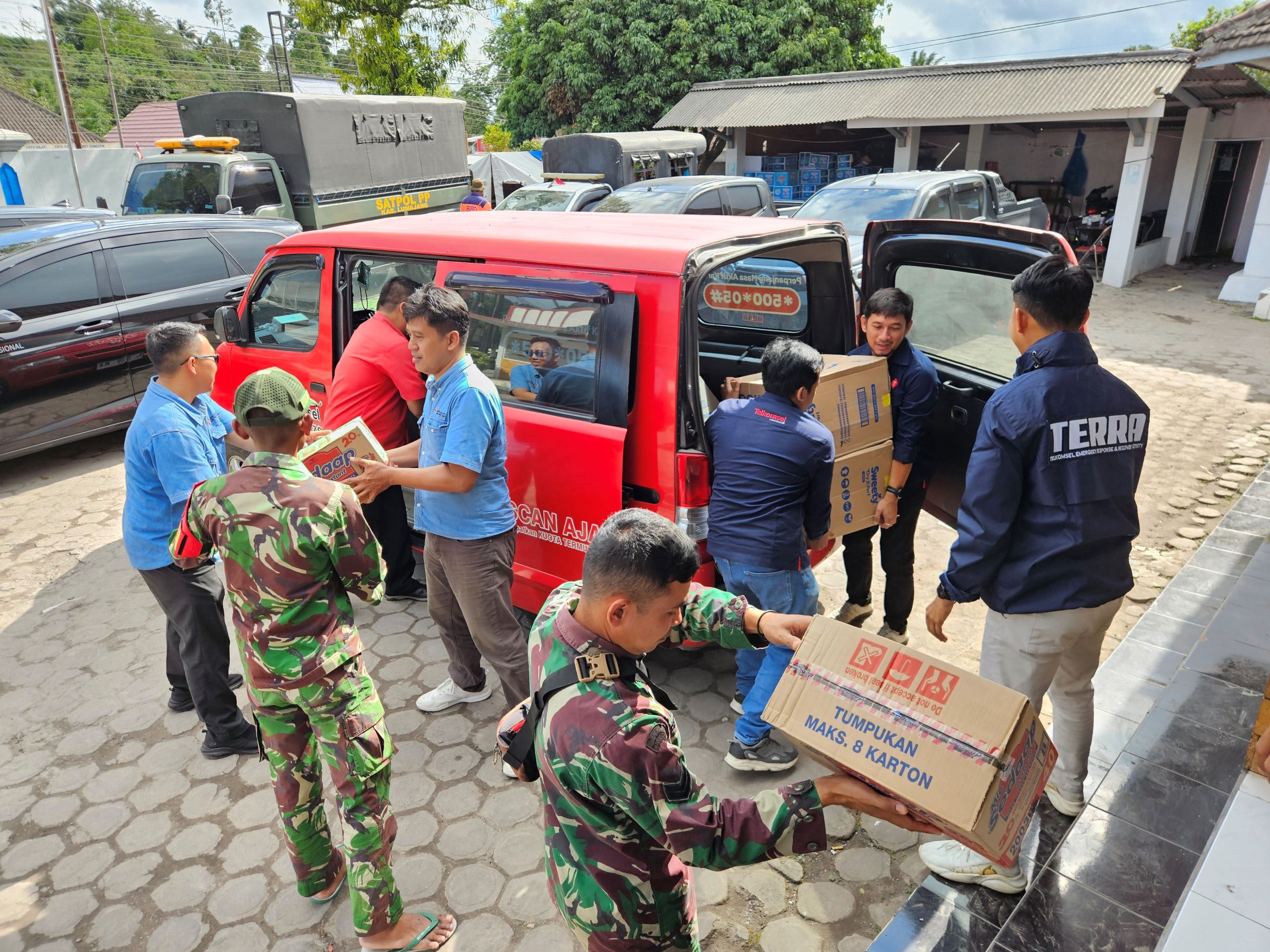 Penyerahan bantun Telkomsel di di Pos Tanggap Bencana BPBD yang berlokasi di Kantor Kecamatan Pronojiwo, Senin (1/12/2025). Istimewa