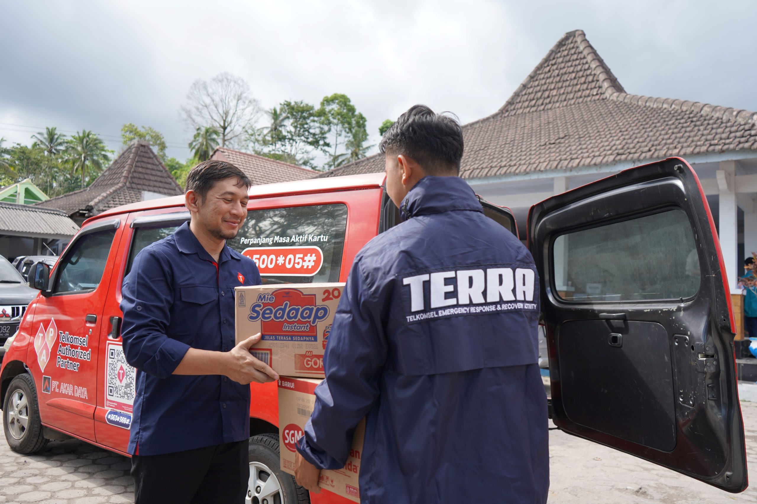 Penyerahan bantun Telkomsel di di Pos Tanggap Bencana BPBD yang berlokasi di Kantor Kecamatan Pronojiwo, Senin (1/12/2025). Istimewa